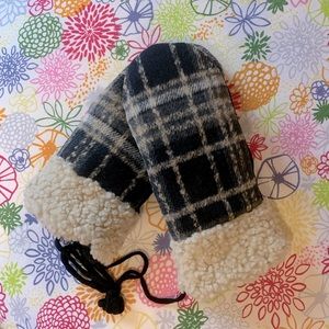 3/25$ Mittens woman